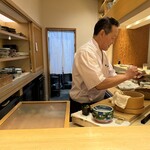 鮨 一二郎 - 宮井大将の凄さを目の当たりにして感動しちゃう、この距離。一斉スタートじゃない、1人1人に合わせて握る、これぞカウンター寿司の醍醐味です✨️