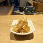鮨 一二郎 - 定番のガリ。美味しいからアテにもなるの。