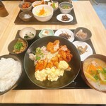 丼 定食 ゆうづつ - ゆうづつ定食全貌（唐揚げチキンカツネギ塩豚チキン南蛮に豚汁まで）