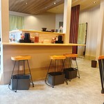 丼 定食 ゆうづつ - 店内はカウンター以外に4人がけテーブル2つ
