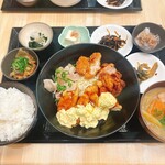 丼 定食 ゆうづつ - もつ煮、豆腐など小鉢もついて1100円