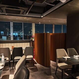 シックな仕切で、半個室でご利用可能