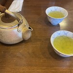しげ吉 - 小さなヤカンにお茶入ってます