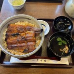 しげ吉 - 特上うなぎ丼 半尾は米のあいだに挟まってます