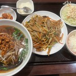 中華美食屋 - 料理写真:ニラレバ定食（台湾ラーメン）、ラーメンが通常サイズでびっくり！