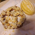 イスズベーカリー - 料理写真:アーモンドのプレッツェルと大人のメロンパン