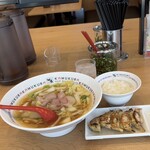 どうとんぼり神座 - 料理写真:おいしいラーメン 餃子セット