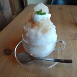 カラダよろこぶカフェ poca poca - 白桃のかき氷(ハーフ)￥680。上のモモ、半解凍の食感。ソースも濃いモモで甘くて美味しい。生クリームの中にもモモ。