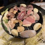 にんにく鶏焼肉サン - 焼き鉄板の様子
