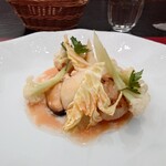 ベルエキップ - キャベツ、食感の良いロマネスコ、春菊
      りんご、ムール貝が添えられ
      
      軽くトマトの酸味感、そして魚介の旨味あるソースが
      心地良くて美味しい