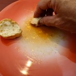 ベルエキップ - アミエビのパンが添えられていた
      
      アミエビのパンでソースを掬うと
      旨味とパン自体の甘みとリンクして美味しいので
      ソースも全てなくなってしまう