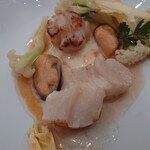 ベルエキップ - ホタテは生食感が残されて焼かれ
      軽くカレー風味が付けられていた