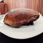 ベルエキップ - 切り分けられる前の鴨のロティ
      今回から鴨が別の品に変わり、食感が柔らかく
      前回は食べてすぐに旨味が消えていたけれど
      
      今回のは噛み締めると鴨の旨味が
      ジンワリと長く余韻が広がる様になった