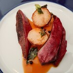 ベルエキップ - みかんの味わいのサッパリさと
                                キャラメリゼされたソースのシッカリとした甘さ
                                ブラックペッパーのスパイス感
                                鴨が柔らかく噛み締めると鴨の濃い旨味皮の香ばしさ
                                旨味の余韻の長さがジンワリと凄くあるぞっ❗️