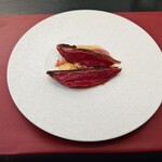 ベルエキップ - ◯2品目の鴨料理
      薫香を付けた焼き茄子
      紫玉ねぎと紫キャベツのピクルス
      ソースは鴨のコンソメを煮詰めてジュにしたソース
      後は鴨を焼いた時に出る
      焦がしバターを上から掛けてある　との説明