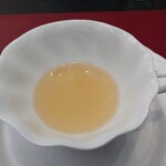 ベルエキップ - 薄味気味な塩加減で
      鴨のジンワリとした旨味感を抽出されているなあ♪
      
      舌には、またクリーミーなブランマンジェとは違った
      鴨の旨味感がジンワリと2〜3分程残り
      
      これもまた面白く美味しい味わいだなあ♪