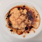 ベルエキップ - 軽く赤ワインの酸味の効いた
      トリュフソースで味わいが締まり
      
      フォアグラから滲み出た黄金オイルの旨味感
      
      フォアグラの円味感を更に生かす、円やかな
      ウフ・ブルイエ・ベルーテのソース