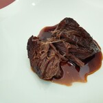 ベルエキップ - スープは舌がツルツルになる程の、凄え旨味感だなあ❗️
      
      牛肉は箸で解けるホロホロになるまで煮てあり
      今回は焼かれていて
      
      軽く出がらし感はあるけれど
      この牛肉にもまだ美味しさ旨味感は残っている