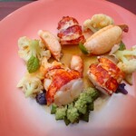 ベルエキップ - 付け添えには穏やかな利きのミント
      シャキッと食感のロマネスコ
      トロっとした柔らかさな甘みあるローストしたりんご
      とも合っていて