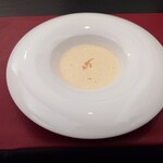 ベルエキップ - ◯淡い玉蜀黍のスープ
      魚メインと肉メインの間の
      箸休め的な旨味を抑えたスープだと考えられる
      
      クリーミーな味わいと玉蜀黍の甘み
      旨味感がジンとくる感じはあるけれど
      濃密な後味までは行かない