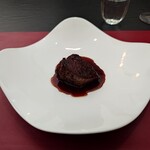 ベルエキップ - ◯究極のビーフシチュー
      今回のビーフシチューは更に『濃厚バージョン』との事
      
      確かにいつもより塩味とか
      味わい自体が濃いめだとは感じるけれど
      
      それにも増して、旨味感も更に濃厚になっていて