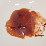 ベルエキップ - これが牛肉よりもメインの
      究極のビーフシチューソースとなる
      
      皿は当然、温められていて旨味成分が固まらないけれど