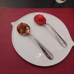 ベルエキップ - ◯子羊のラグー
      
      左側は簡単に言うと子羊で作ったミートソースと里芋
      下の方はチーズのソース
      
      右側は敢えてトマトの酸味を残した
      完熟したトマトソース
      具はプチトマトになります、との説明