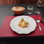 ベルエキップ - ◯ホタテのポワレ　再構築したブイヤベースのソース
      スープドポワソン、スズキのお出汁で炊いたトマトのソースを掛け
      ムール貝にはシッカリと旨味を残し
      ソースと一緒に食べると
      口の中でブイヤベースとなる趣向