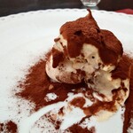 ベルエキップ - 軽い食感なメレンゲの刹那感のある組み合わせで
      濃厚ながら冷たさのアッサリ感
      メレンゲが溶ける様に無くなっていき
      面白い食感で美味しいよねえ♪