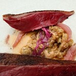 ベルエキップ - 焦げた味が移された瑞々しさのあるナスが
      敢えて汚された旨味感を演出していて
      
      そこに玉ねぎ、キャベツの甘酢漬けで味が締まる