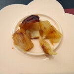 ベルエキップ - このシッカリとしたりんごの酸味が
      紅茶の味わいを引き立ててくれる♪
      
      もう一つは
      ホクホクシットリに蒸されていて
      バーナーで表面を焼いている
      甘く、甘く、濃厚な甘みの美味しいさつまいもだった