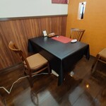 ベルエキップ - 案内されたテーブル席の下には
      暖房ファンが置かれていて、結構温かい