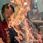 AMAKUSAYA - オーナー自ら藁焼きです。パフォーマンスを見るのも楽しいですね