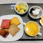 カフェクロスヤード - おかわりで、主食がパン