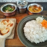 Okra - TWO CURRY LUNCH のカレー2種、ナンとライス