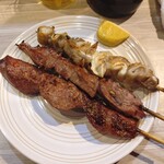 もつ焼男体山 - レバ(塩 145円)、ハツ(塩 145円)、ナンコツ(塩 145円)