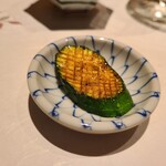 やきとり割烹 旬季 - ずっと焼き鳥を乗せていた旨みを吸ったズッキーニを最後に焼いてくれます♡