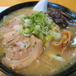 麺屋 はやさか - 味噌ラーメン680円＋大盛り100円。味噌にきくらげはお初。