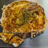 初代だんだん - お好み焼きは鉄板でアツアツよ〜ヘラでカットして〜♪