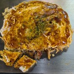 初代だんだん - お好み焼きは鉄板でアツアツよ〜ヘラでカットして〜♪
