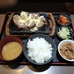 感動の肉と米 大宮駅すずらん通り店 - メインのチーズハンバーグ以外は食べ放題です
