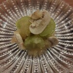 酒と茶と 襤褸 - シャインマスカットとマッシュルームのみぞれあえ