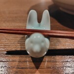 酒と茶と 襤褸 - 箸置き、波佐見焼の鳩？（写真がオカシイ）