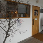 シャトン - 白い外観  11:30開店に成りました。