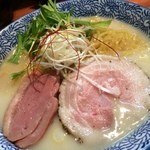 麺や而今 大東本店 - 塩白鶏湯そば大盛、鶏そぼろ味玉ごはん
                                クリームシチューの様な白さとトロミの鶏の旨味たっぷりのスープでめっちゃ旨し！
