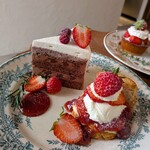 喫茶 tameiki - ダブルチョコといちごのショートケーキ、いちごのスコーンサンド各890円✨️バレンタインまでに終わってしまうのが惜しいチョコレートケーキに華やかなスコーンサンドが最高です♪