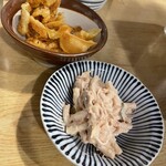 太陽ホエール 野毛本店 - マカロニツナサラダ、カレー風味のパリパリ ホエール裏名物。