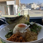 SK SUPER MARKET - 目玉焼きのカレープレート、をカウンターで食べる。