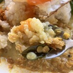 SK SUPER MARKET - 黄色いカレーソースと玉子があう。ハーブっぽいものも。