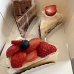 kanunu - 手前が苺のタルト、右奥が苺のミルフィーユ、左奥は生チョコケーキ♪